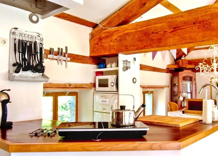 Romantic Village School With Sunny Garden 펜션 *