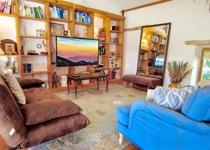 펜션 Romantic Village School With Sunny Garden *