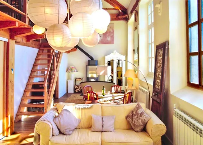 펜션 Romantic Village School With Sunny Garden